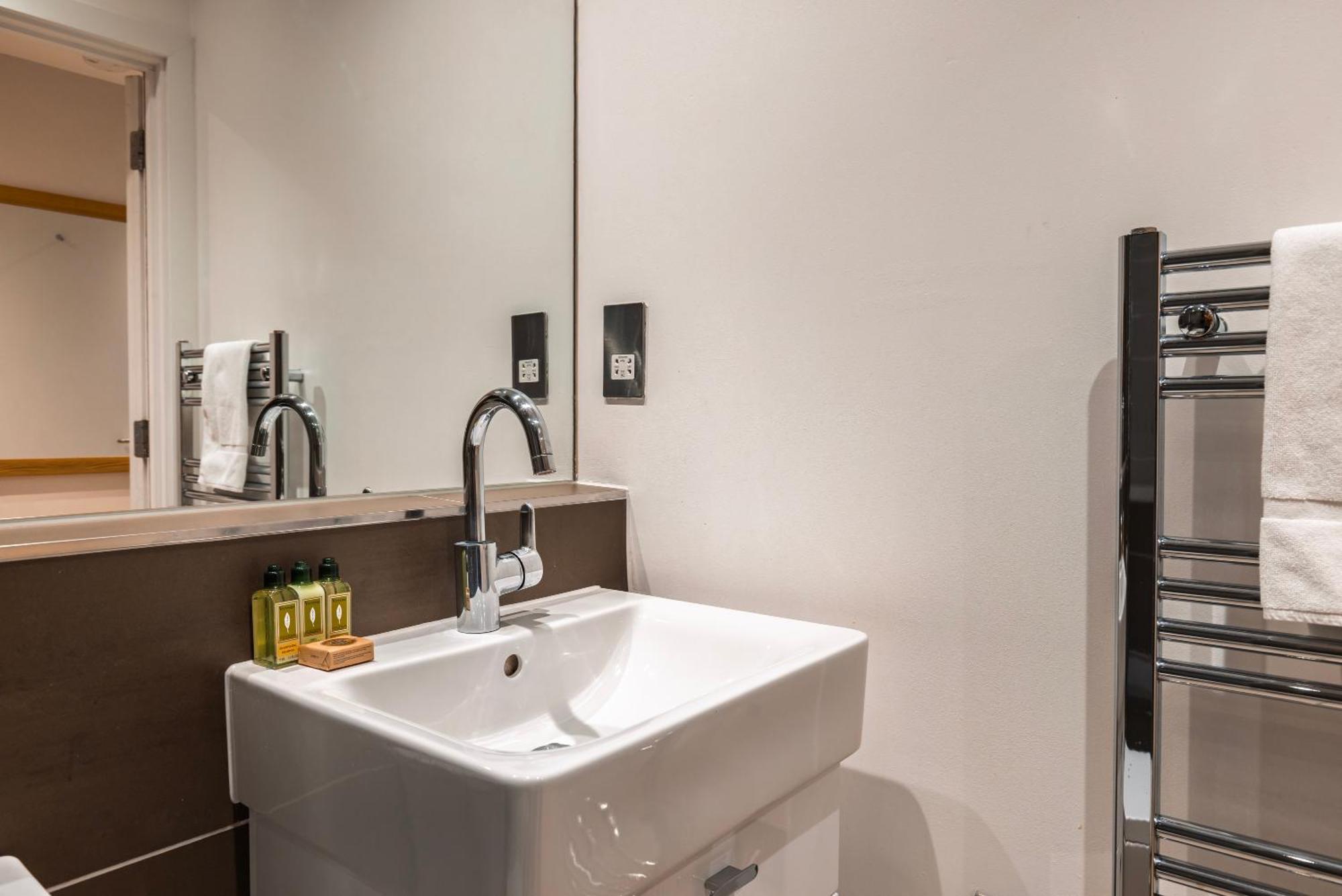 Barbican Serviced Apartments By Lovelystay لندن الغرفة الصورة