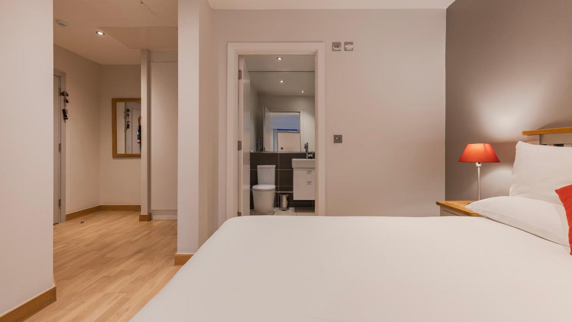 Barbican Serviced Apartments By Lovelystay لندن الغرفة الصورة